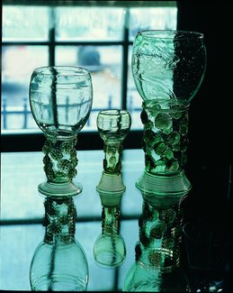 Diverse gebruiksglazen uit de collectie van Simon van Gijn
