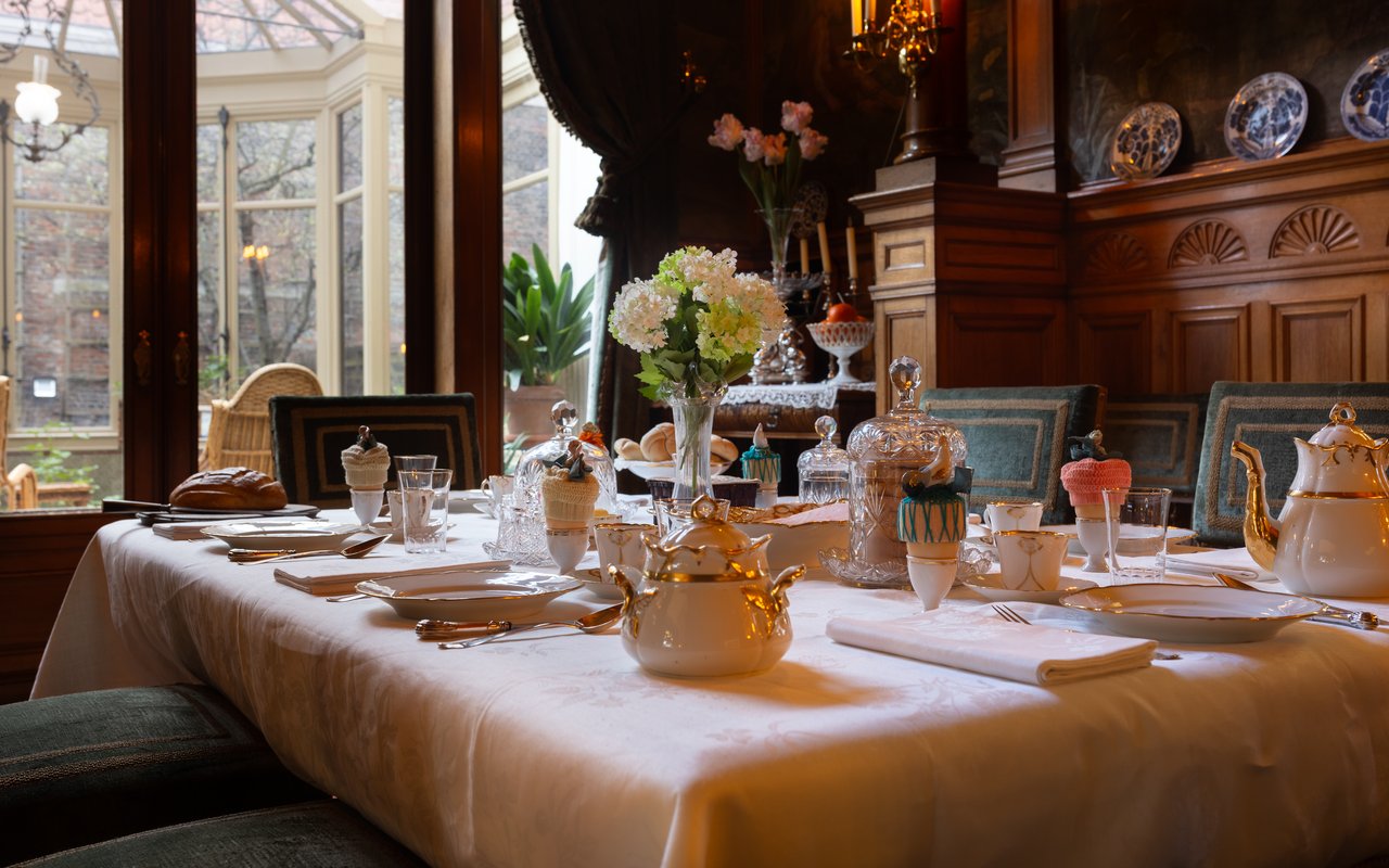 Tomas Mutsaers - Ontbijttafel in de voorjaarspresentatie in de eetkamer van Huis Van Gijn - 2023