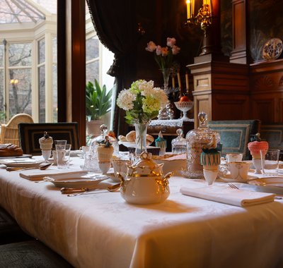 Tomas Mutsaers - Ontbijttafel in de voorjaarspresentatie in de eetkamer van Huis Van Gijn - 2023