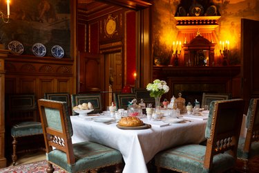 Ontbijttafel in de voorjaarspresentatie in de eetkamer van Huis Van Gijn