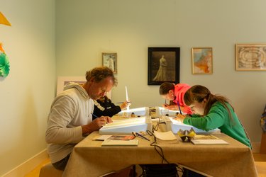 Tekenen met lichtbakken in de educatieruimte van Huis Van Gijn