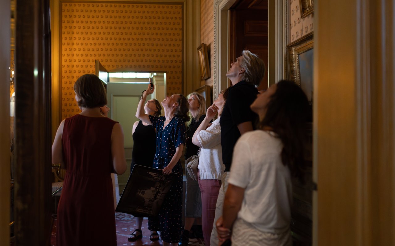 Bezoekers met een rondleiding in de Tuinkamer - 2024