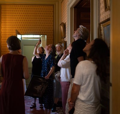 Bezoekers met een rondleiding in de Tuinkamer - 2024