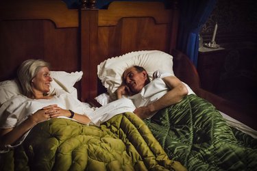 Echtpaar Van Gijn in bed - 24 uur wonen in Huis Van Gijn