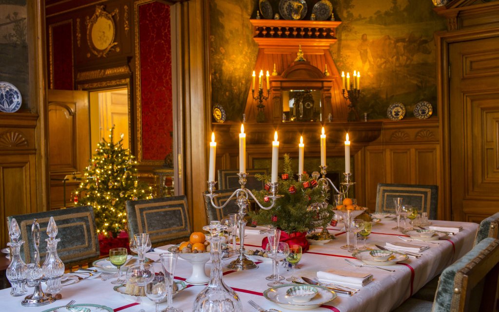 Gedekte tafel kerstsfeer in Huis Van Gijn.