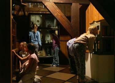 Poppenhuizen op de speelgoedzolder