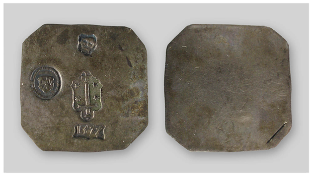 Een simpel zilveren schijfje. Dit was een bijzonder betaalmiddel, het was alleen geldig in een belegerde stad. Onderdeel van collectie Huis Van Gijn.