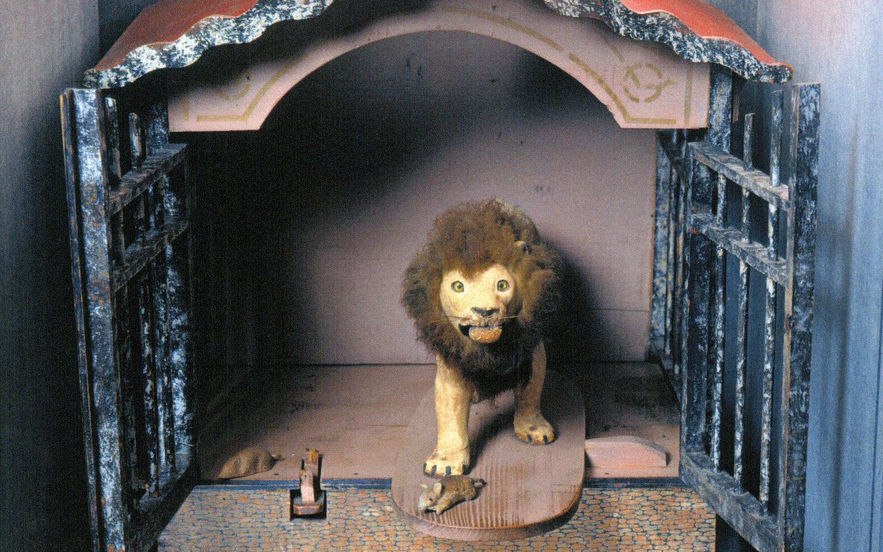 Brullende leeuw in kooi, speelgoed uit de 19de eeuw, in de collectie van Huis Van GIjn
