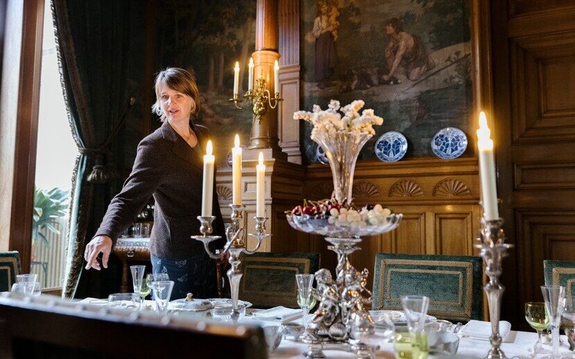 Josephine Rombouts in de eetkamer van Huis Van Gijn