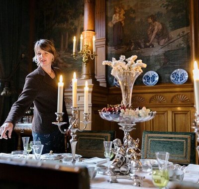 Josephine Rombouts in de eetkamer van Huis Van Gijn