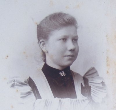 Portret van een dienstmeisje, uit fotoalbum families De Rooij en Meijwaart