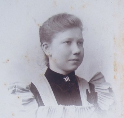 H.J. Tollens - Portret van een dienstmeisje, uit fotoalbum families De Rooij en Meijwaart - 1890