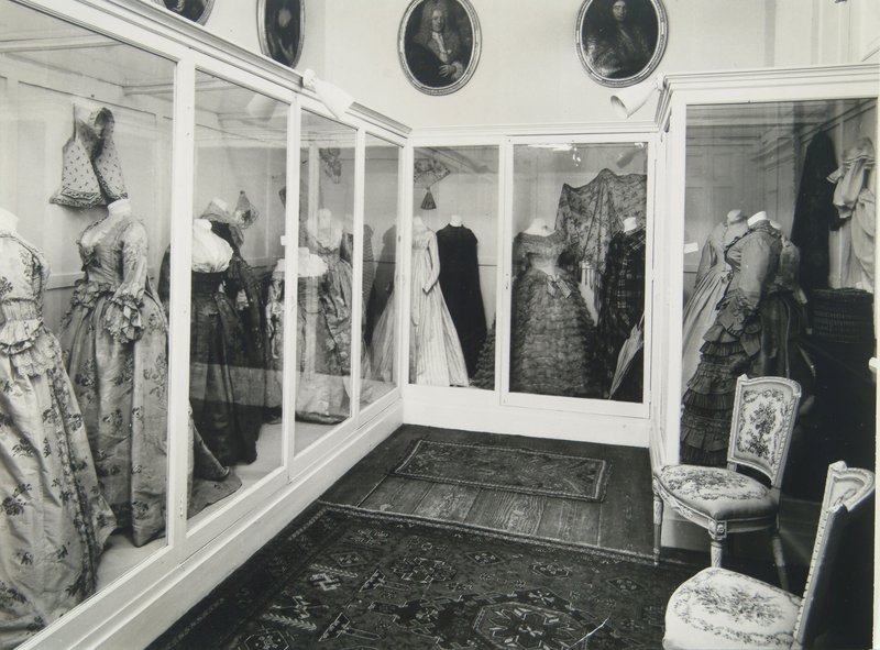 Kledingvitrine in de groene slaapkamer, eerste verdieping