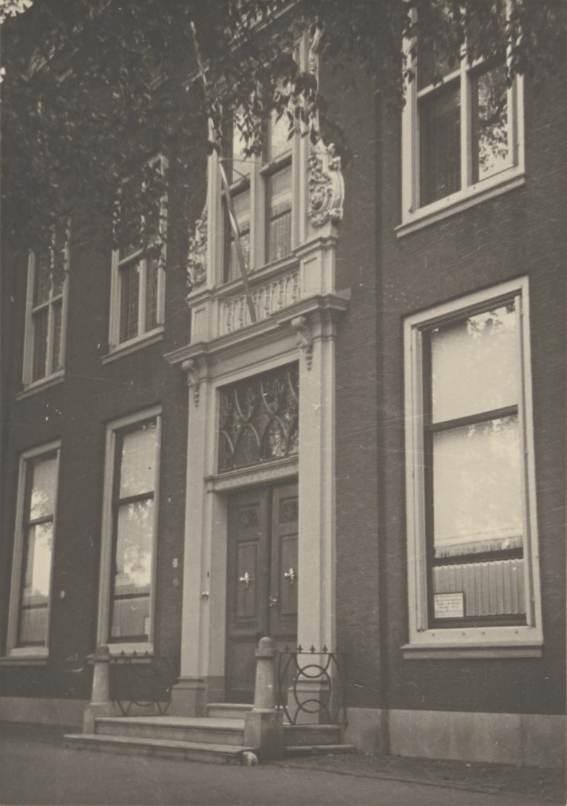 Entree van het museum in de beginjaren