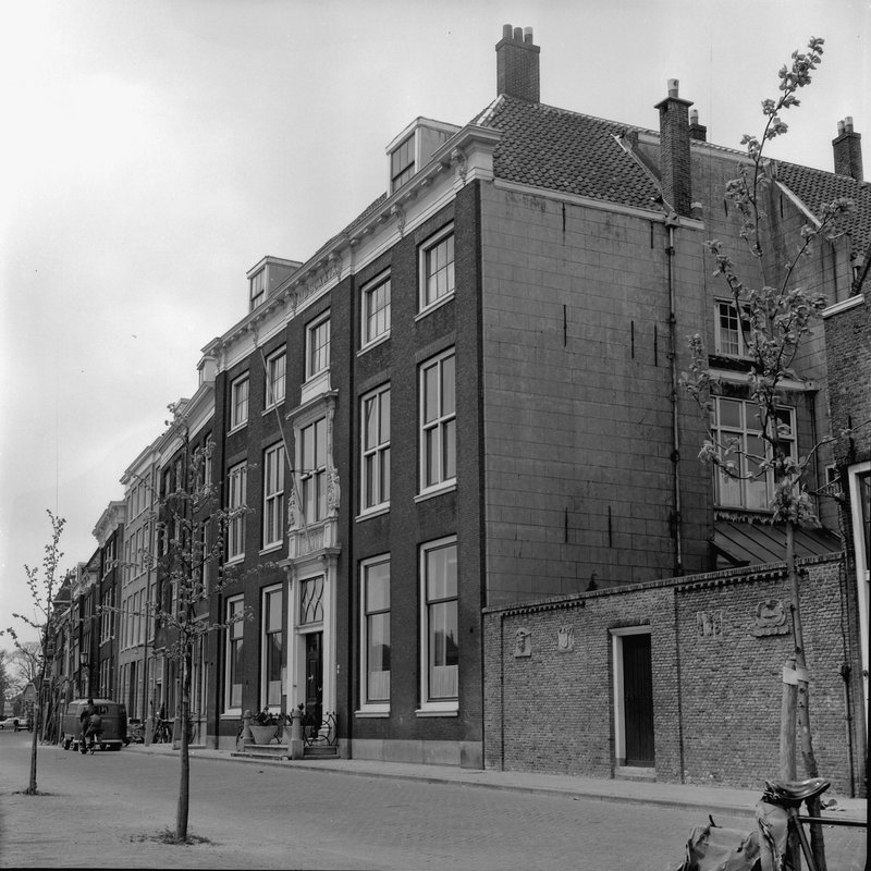 Exterieur met nog alle schoorstenen op het dak en de kozijnen uit de tijd van Simon van Gijn