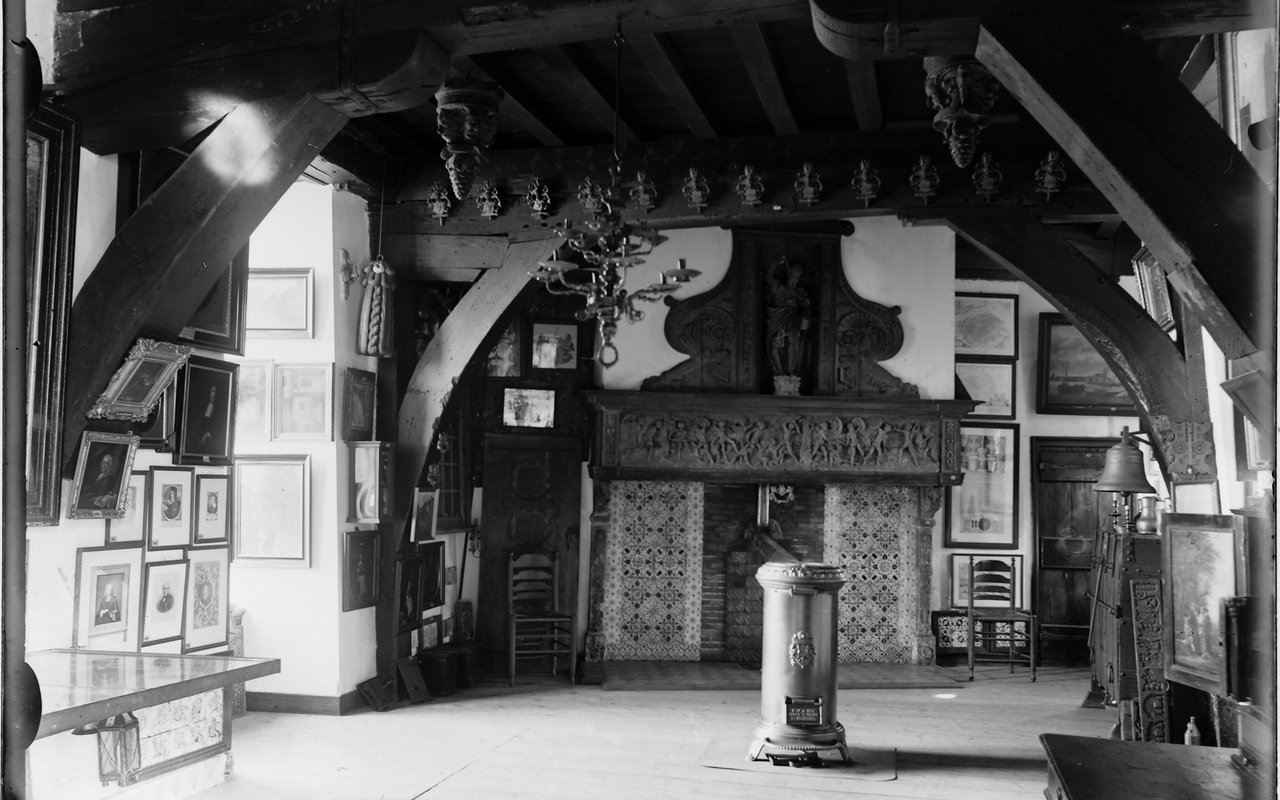 H.J. Tollens - Zo zag de "donkere kamer" van Museum Oud-Dordrecht in de Groothoofdspoort eruit begin 1900 - 1900-1910