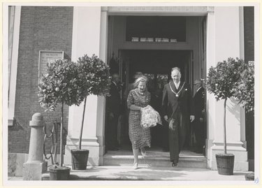 Koningin Juliana bezoekt Huis Van Gijn