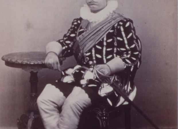 L. de Koning - Mr. S. van Gijn in historisch kostuum als deelnemer aan Carrousel, gehouden in de Dordrechtse Rijschool in 1868 - 1868