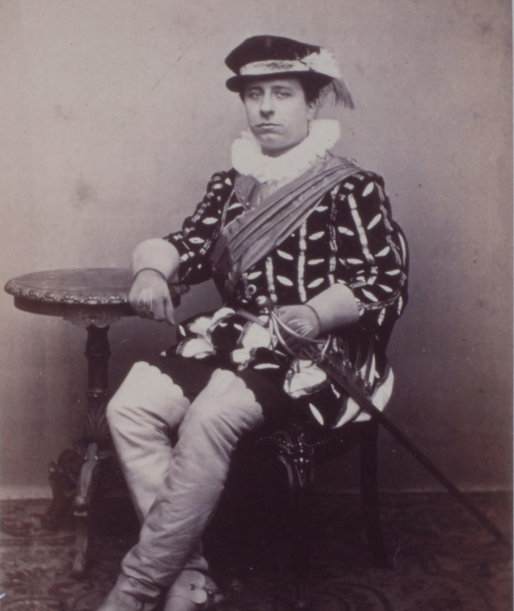 r. S. van Gijn in historisch kostuum als deelnemer aan Carrousel