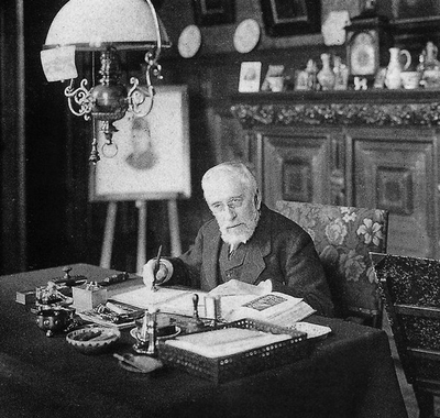 Anoniem - Mr. Simon van Gijn, gezeten aan zijn schrijftafel in zijn werkkamer in zijn huis. - 1908