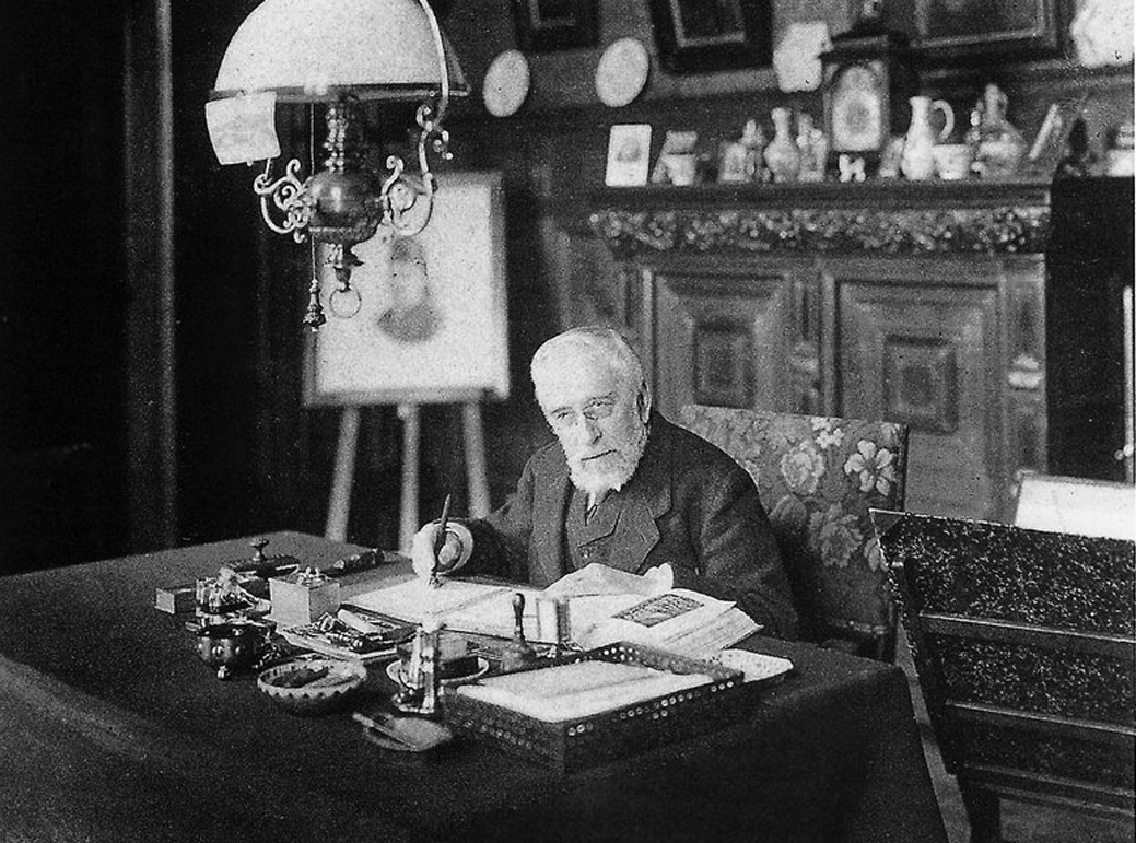 Anoniem - Mr. Simon van Gijn, gezeten aan zijn schrijftafel in zijn werkkamer in zijn huis. - 1908