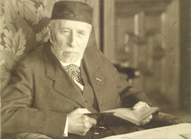 Anoniem - Portret van Simon van Gijn met kalotje in zijn studeerkamer - 1916
