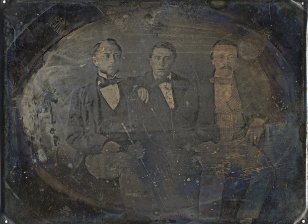 Daguerreotypie met drie studenten, Simon van Gijn in het midden, ca. 1858-1862 - ca. 1861