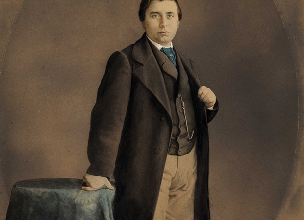 Anoniem - Ingekleurde foto Simon van Gijn als jongeman leunend op een tafeltje. - ca. 1862