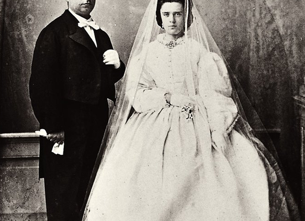 Huwelijksfoto. Simon heeft een pak aan, Cornelia een grote witte trouwjurk. Ze draagt een sluier.