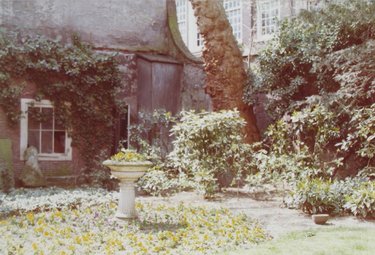 Tuin met het boenhok en kolenopslagplaats