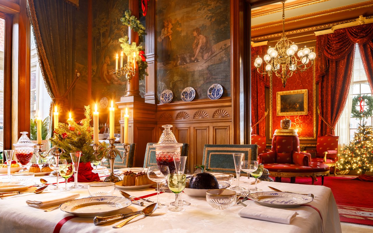 Gedekte tafel in kerstsfeer in Huis Van Gijn.